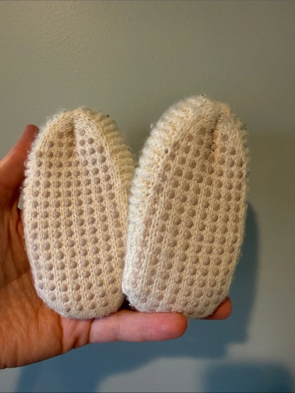 Bombas Cozy Cream Knit Baby Booties with nonslip NWOT 12m